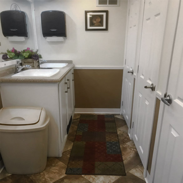 royal-restrooms-interior-img-002