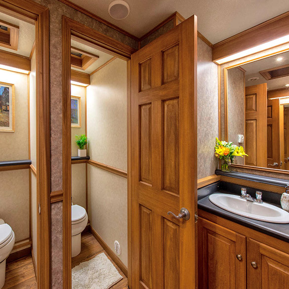 royal-restrooms-interior-img-004