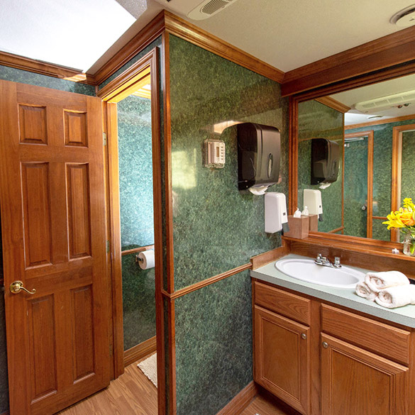 royal-restrooms-interior-img-006
